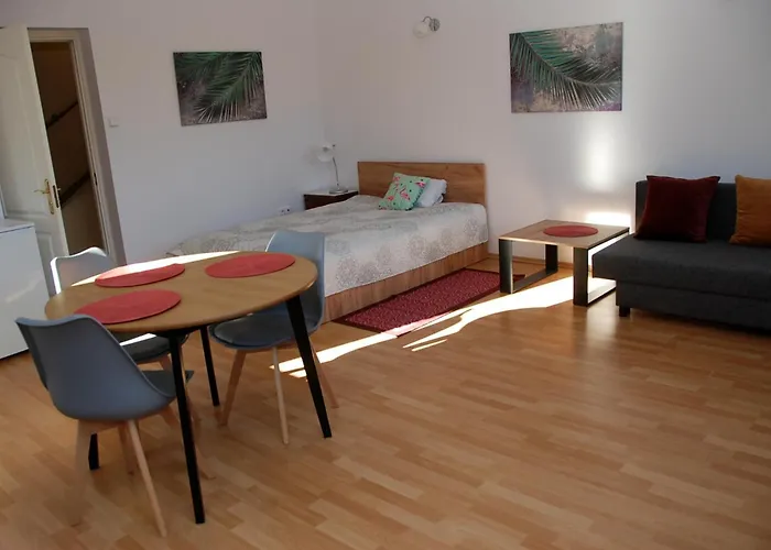 Apartman Beautiful With Terrace In Near Forest Varsó